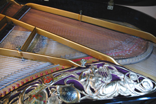 Wunderschöner Jubiläumsflügel 'Ernst Kaps, Dresden', aufwendig gearbeitete Gussplatte handbemalt mit Blattgold und Samt